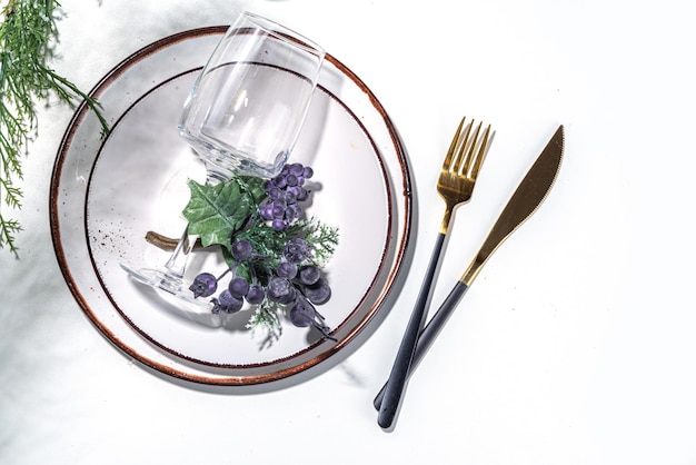 Kolacja przy świecach, talerz z kreatywnym daniem